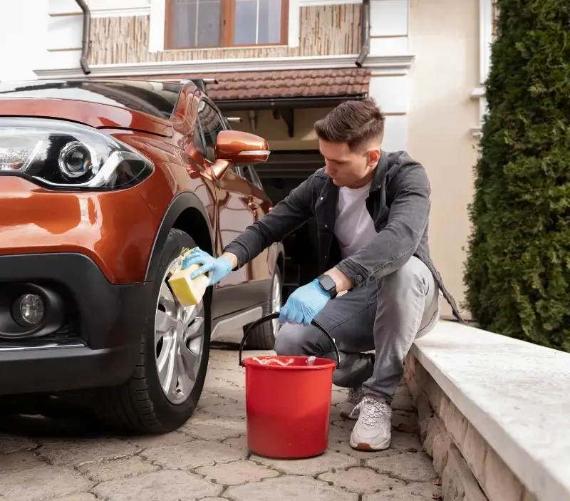 Lavage auto à domicile Saint-Setiers : professionnel intervenant sur un véhicule